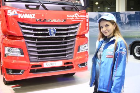 Девушка возле КАМАЗА