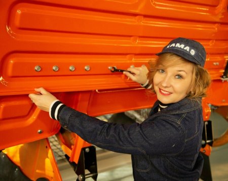 Женщина на КАМАЗЕ