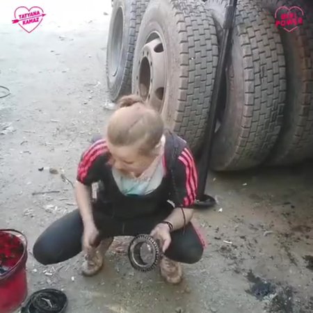 Девочку переехал КАМАЗ