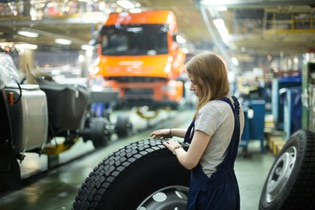 Девушки и КАМАЗ