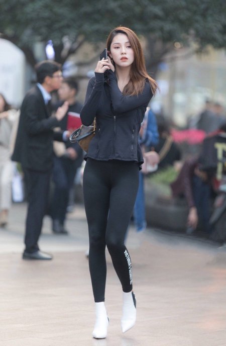 Японские женщины в леггинсах