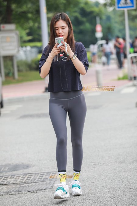 Азиатские девочки в леггинсах