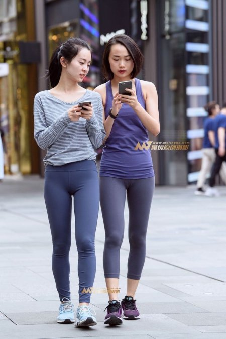 Китайские девушки в лосинах