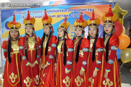 Девушка в калмыцком костюме