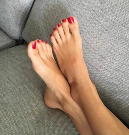 Красивые женские пальцы на ногах