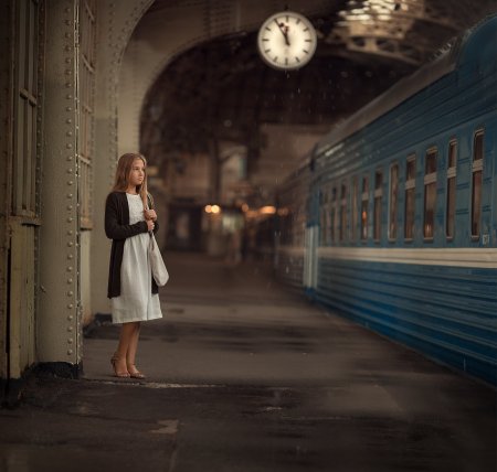 Девушка провожает поезд