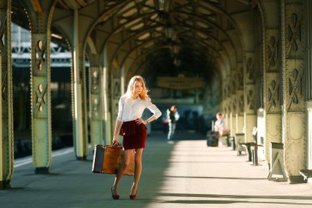 Девушка с чемоданом