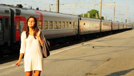 Девушка около поезда
