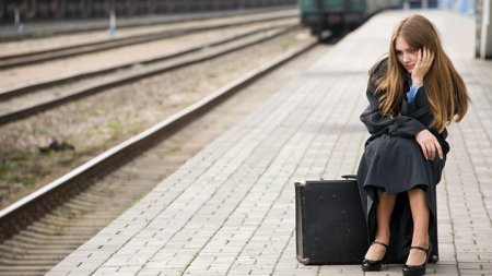 Женщина с чемоданами на вокзале
