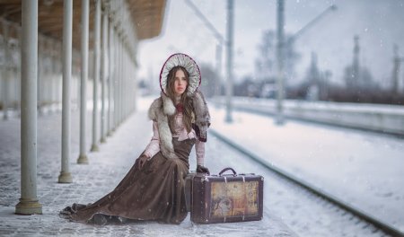 Девушка с чемоданом зимой