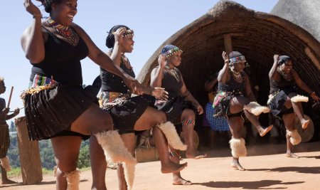 Африканские женщины танцуют