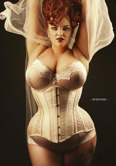 Пышные девушки в корсетах