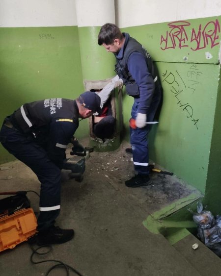 Мальчик застрял в мусоропроводе