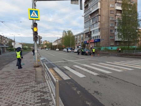 Пешеход перебегает дорогу