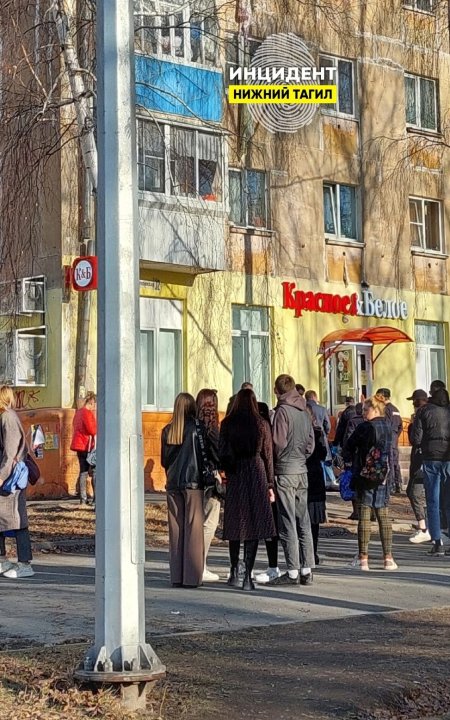 Девочка на улице