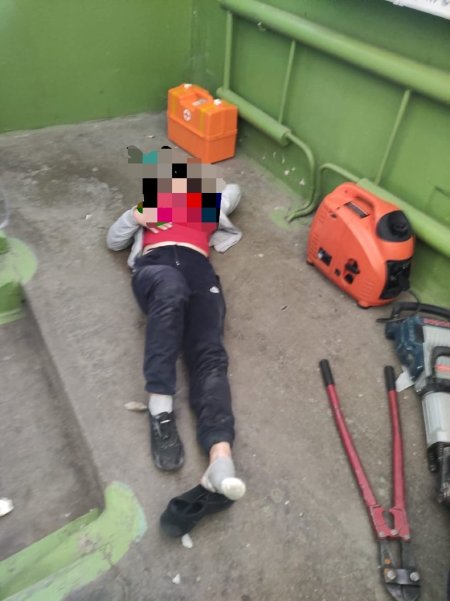 Мальчик застрял в мусоропроводе