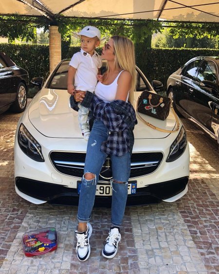 Ксения Золова