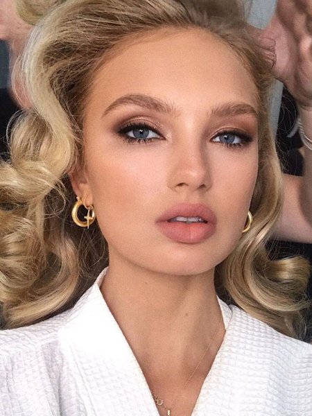 Розовая помада для блондинок