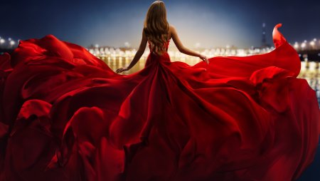Блондинка в Красном платье сзади