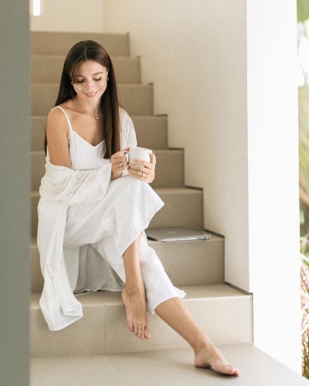 Девушка в домашнем халате ножки
