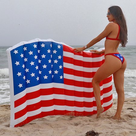 Девушка с американским флагом