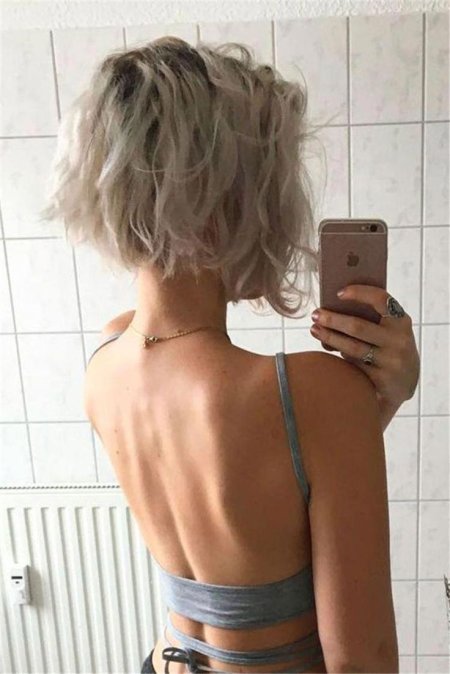 Девушка с каре со спины