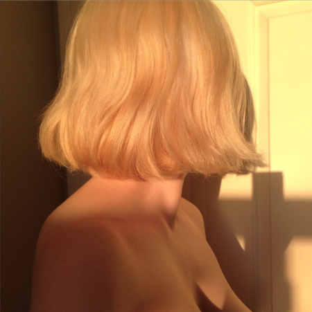 Девушка с каре со спины