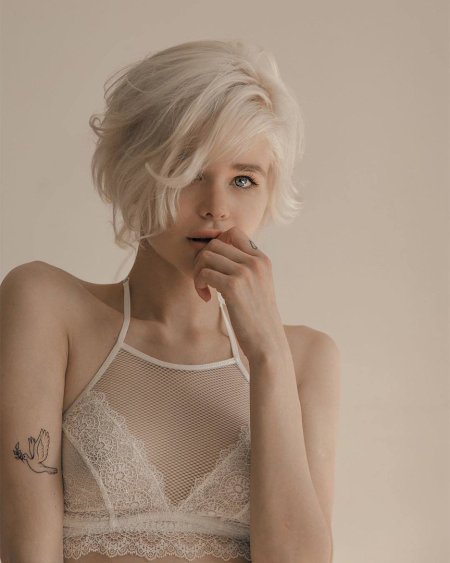 Девушка с короткими белыми волосами