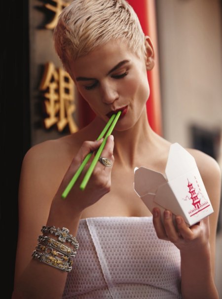 Секси девочка с короткой стрижкой