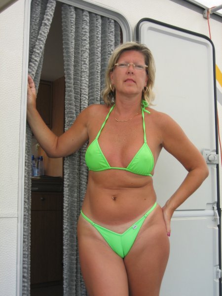 Пожилые женщины в купальниках