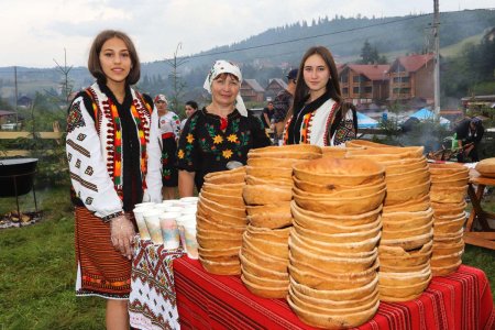 Картина. Гуцульские девушки