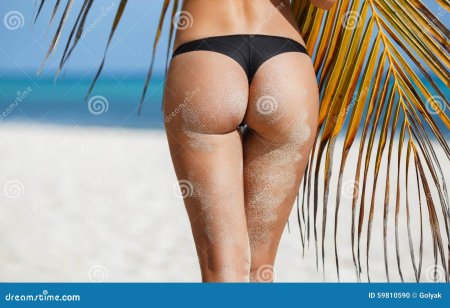 Голые женские попки на пляже