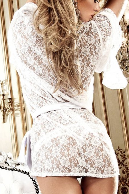 Девушка в кружевном платье