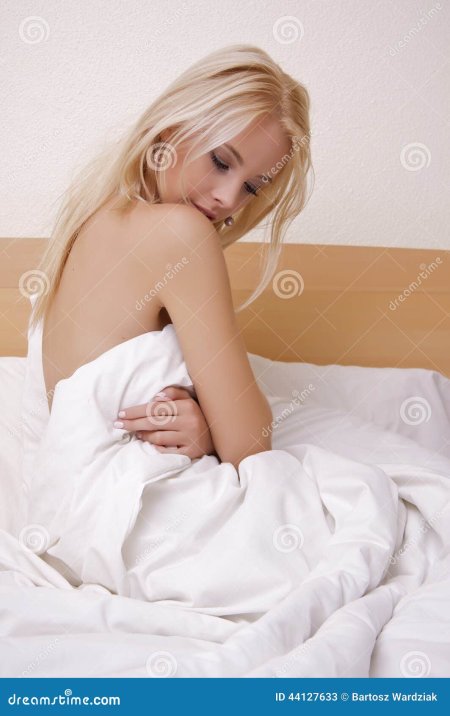 Блондинка фотосессия на кровати