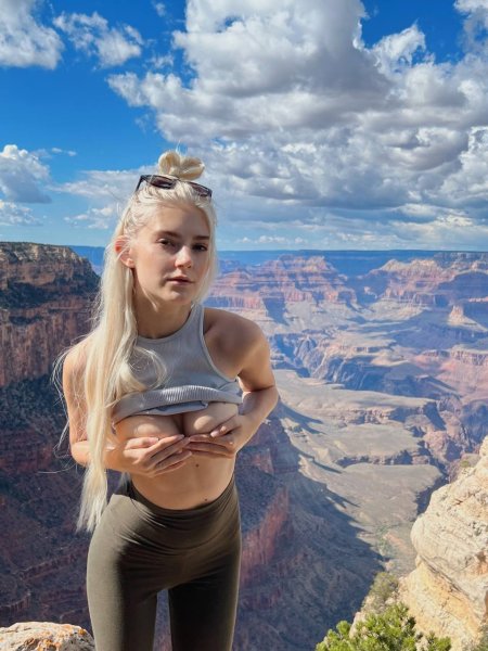 Ева Элфи 2022