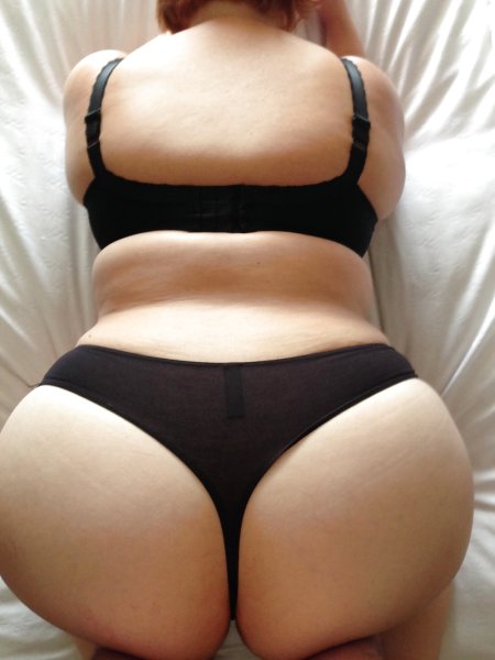 Зрелые в стрингах крупным планом