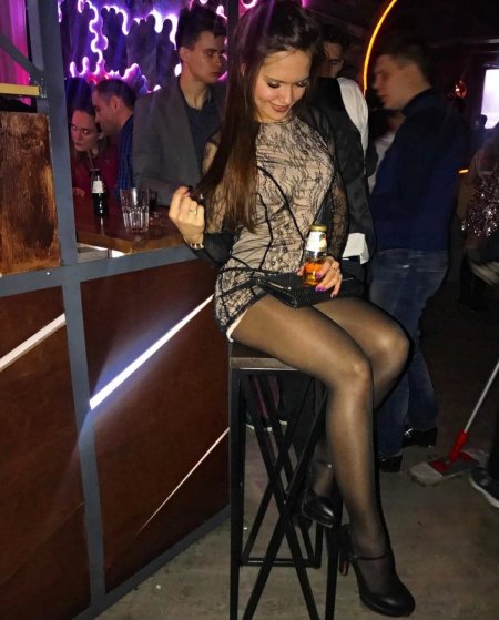 Девушки в колготках на вечеринке