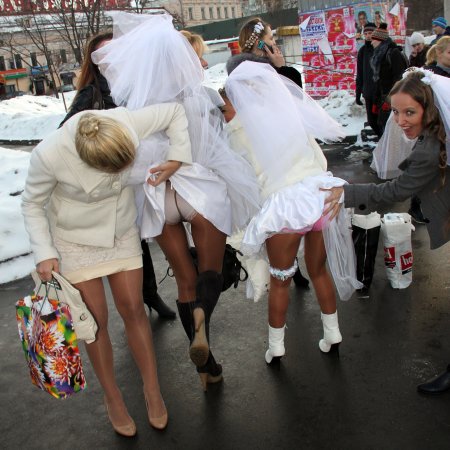 Под платьем на празднике