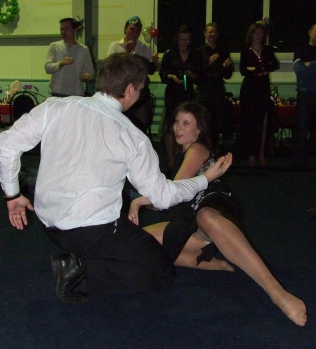 Лезет под платье на корпоратив