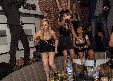 Красивые девушки на вечеринке