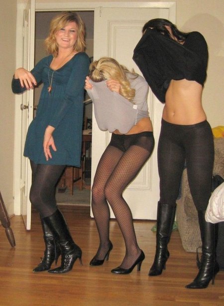 Девушки в чулках на корпоративе