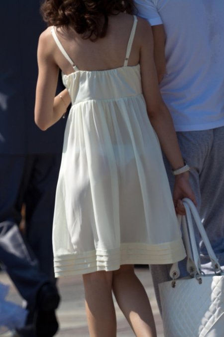 Девушки в прозрачных платьях