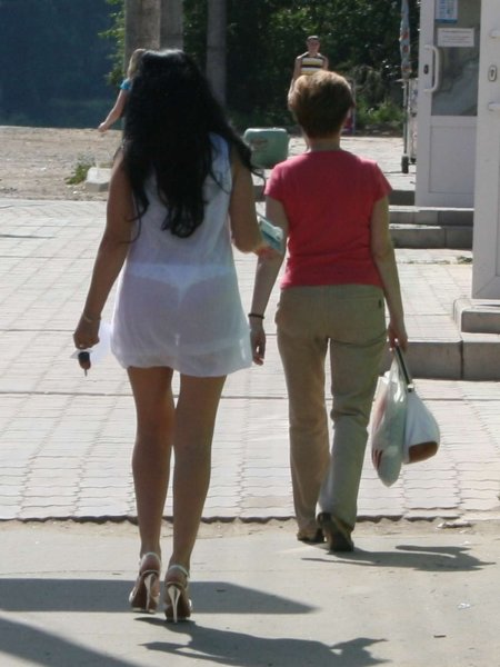 Девушки в просвечивающих платьях