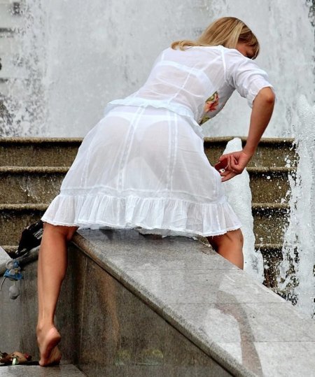 Девушки в прозрачных платя