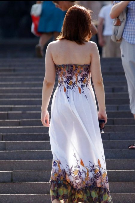 Девушки в прозрачных платьях