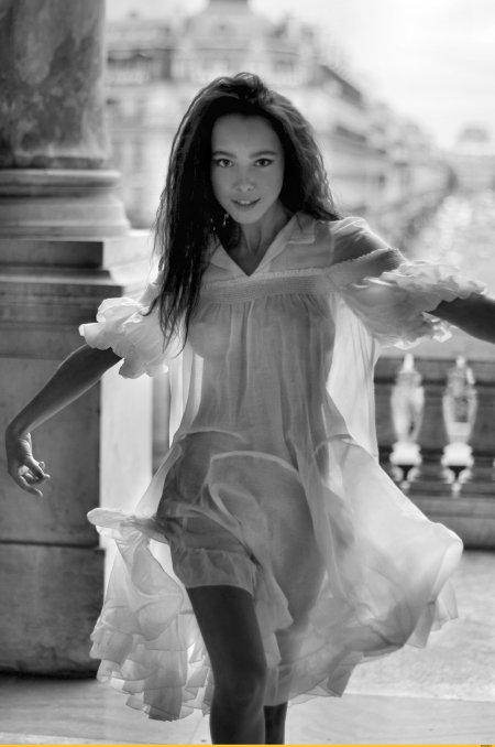 Девушки в прозрачных платьях