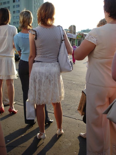 Девушки в прозрачных юбках