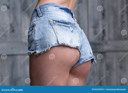 Попа в джинсовых шортах