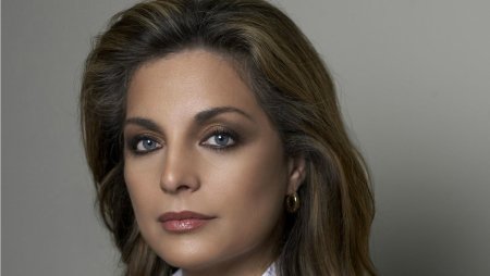 Aндpи Kapатoни.