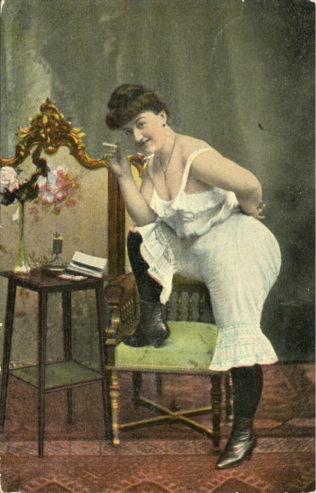 Девушки в панталончиках старинные